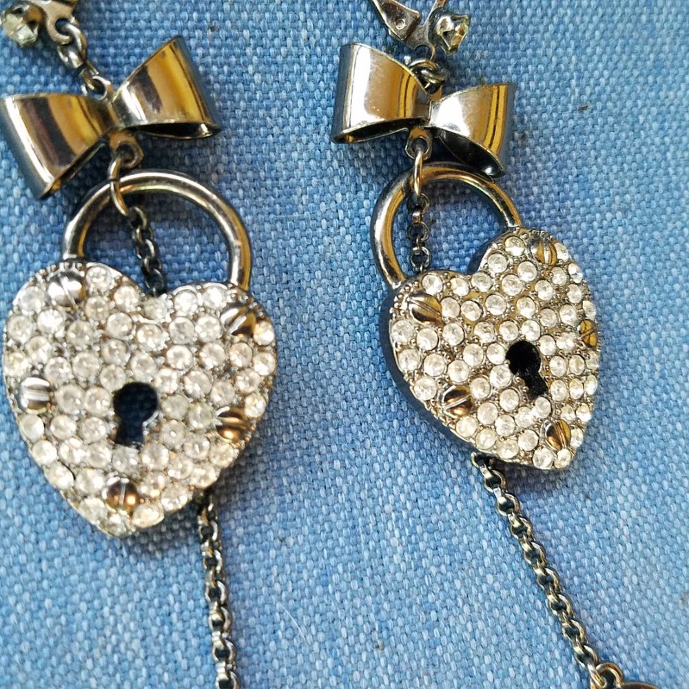 🔐❤️Betsey Pavé Heart Padlocks with Key Leverback Closure Dangle Earrings - NWOT - Picture 6 of 7